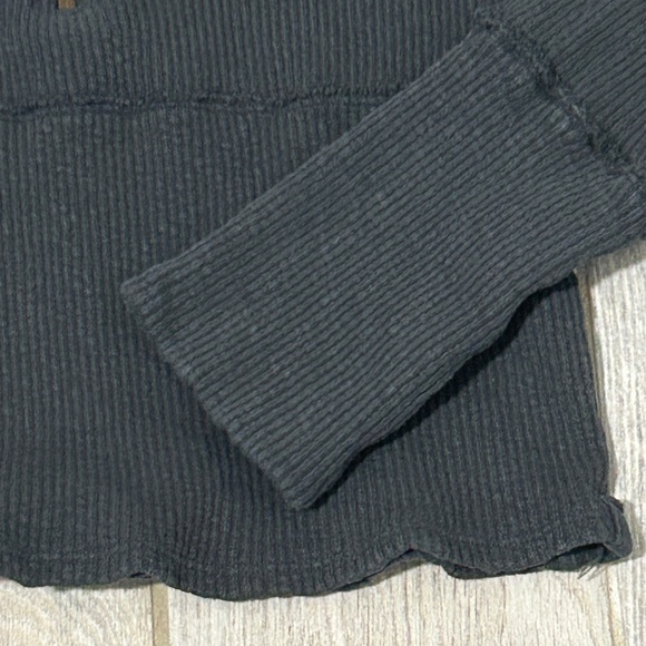 Women's We the Free Distressed Gray Thermal Crop Shirt - MEDIUM - Picture 10 of 12